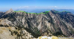 Άποψη από την κορυφή Νεραϊδοβούνι, λεπτομέρεια. Σε πρώτο πλάνο το Παλούκι και το Πετρωτό και πίσω η Τσόκα με την Μεγάλη Ράχη. Στον ορίζοντα οι βουνοκορφές των Αγράφων, στις οποίες επίσης πρόκειται να εγκατασταθούν αιολικοί σταθμοί!