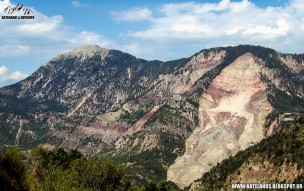 Άποψη από την Κορομηλιά. Η Τσόκα και το Στενό, με την τεράστια κατολίσθηση. Σ' αυτή την κορυφογραμμή θα μπουν ανεμογεννήτριες... ποιός μας εγγυάται ότι δεν θα κοπεί όλο το βουνό παρασέρνοντας και τον αιολικό σταθμό μαζί του;