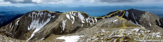 Άποψη από την κορυφή Κατελάνος. Οι δύο κορυφές της Ξάνθης και η Γιόρλα.