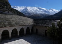 Μονή Βύλιζας με τον ορεινό όγκο της Κακαρδίτσας