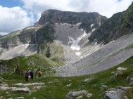 Κατεβαίνοντας προς τους Μελισσουργούς και πίσω το Γερακοβούνι