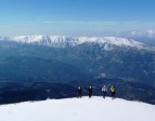Ανεβαίνοντας την κορυφογραμμή με φόντο το Ξηροβούνι