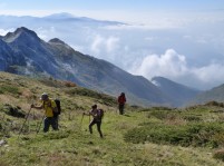 Η θέα προς τον κάμπο της Αλμωπίας καθώς ανεβαίνουμε στο διάσελο της Μικρής Τζένας